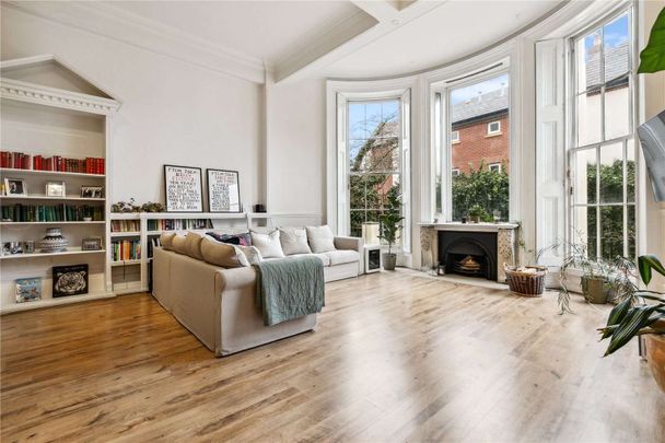 Stunning two bedroom apartment set on the ground and lower ground floor of an impeccable Grade II listed Georgian building. - Photo 1