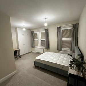 5 Bed Semi-Detached House, Chatham Road, KT1 - Photo 3