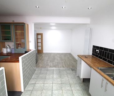 5 bedroom semi-detached house to rent - Photo 6
