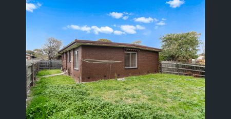 ~ 3 Bdrm Unit ~ Rear of Block with Large Yard - Polished Floorboards - Photo 5