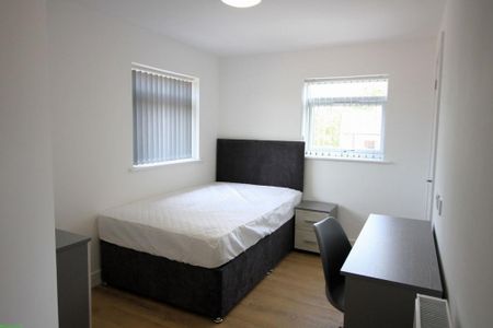 5 bedroom detached house to rent - Photo 2