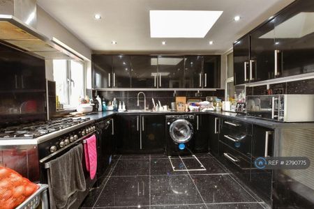 5 bedroom detached house to rent - Photo 5