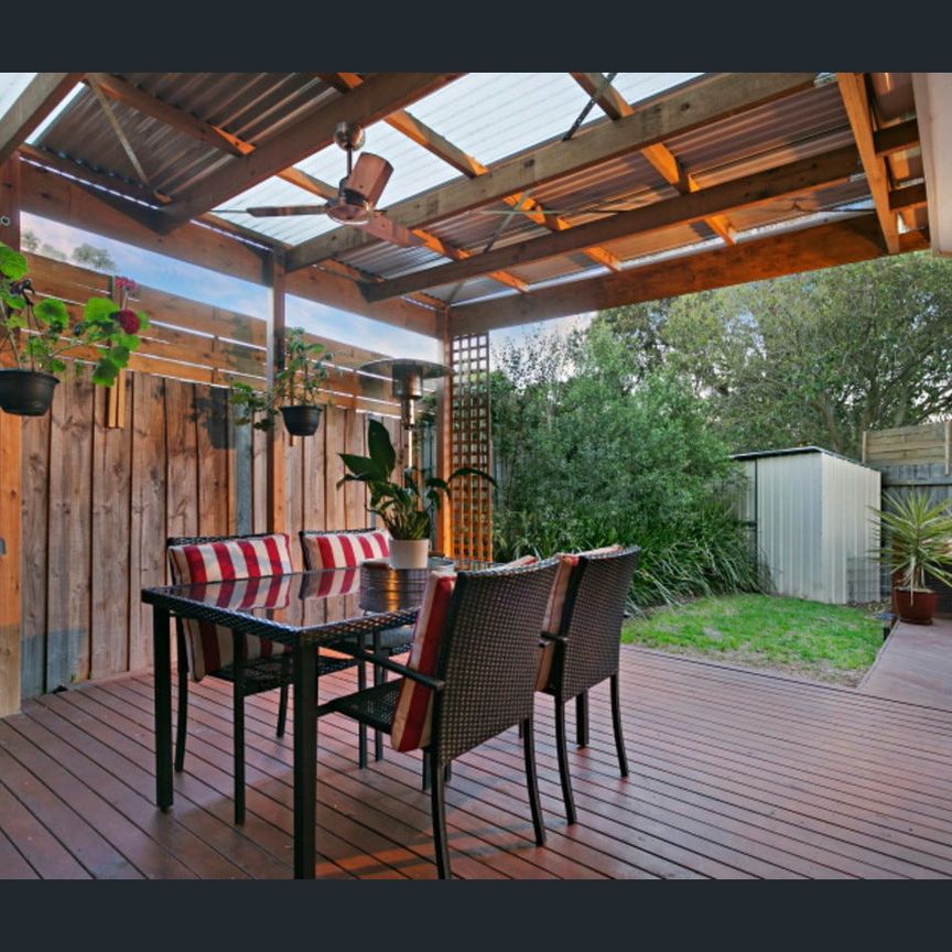 Stylish 3 Bed + 1 bath + Single Garage - Photo 1