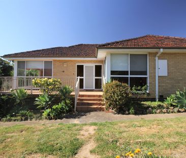 SPACIOUS FAMILY HOME WITH CITY VIEWS - Photo 5