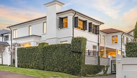 Exquisite Family Home with Sea Views! - Photo 4