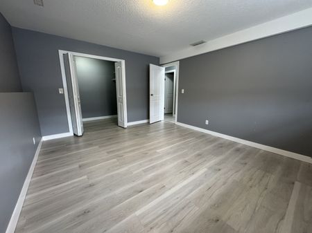 PET FRIENDLY Lovely 3 Bedroom, 1.5 bathroom 4-plex in Sylvan Lake - Photo 4