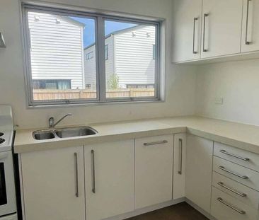 Modern 2-bed. Available now! - Photo 4