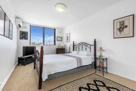 Stylish Apartment with City Views in a Blue-Ribbon Dover Heights Setting - Photo 3