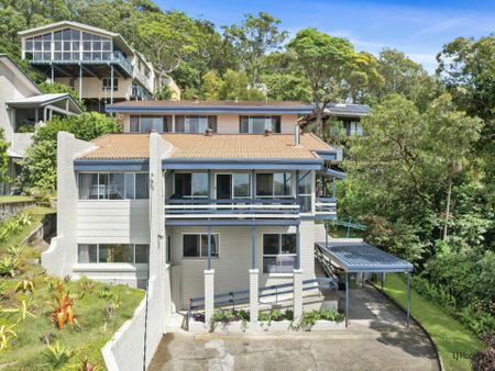 Stunning Furnished Beach House with Dual Living & Panoramic Ocean Views - Photo 4
