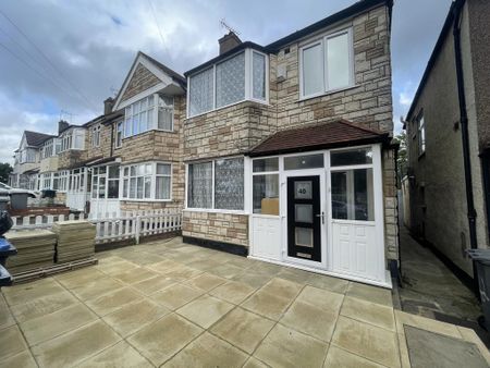 1 bedroom in a house share to rent - Photo 2
