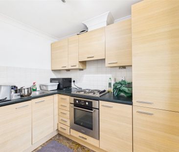 2 bedroom Flat in Park House, Farnborough - Photo 4