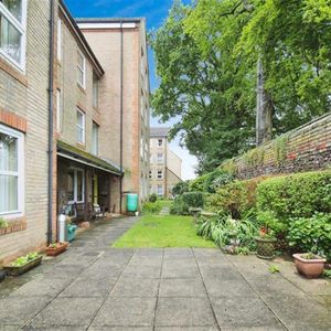1 bedroom retirement property to rent - Photo 2