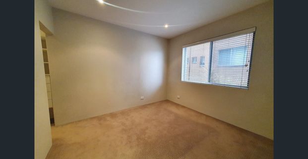 Spacious Two Bedroom Apartment - Photo 1