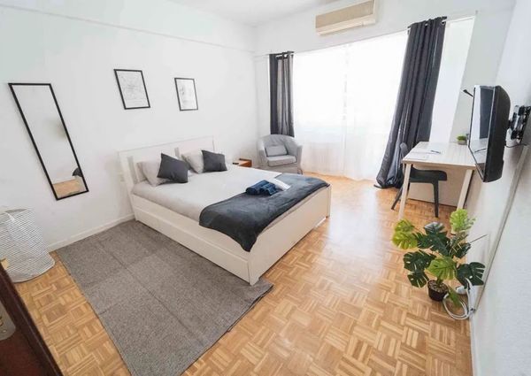 Calle de la Reina Mercedes, Madrid, Community of Madrid 28020