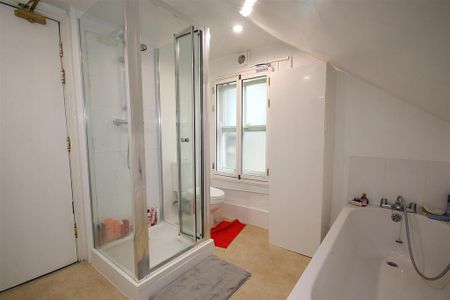 1 bedroom in a house share to rent - Photo 4