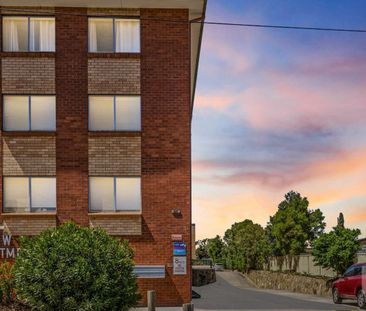 Refurbished Two Bedroom Top Floor Unit - Photo 4