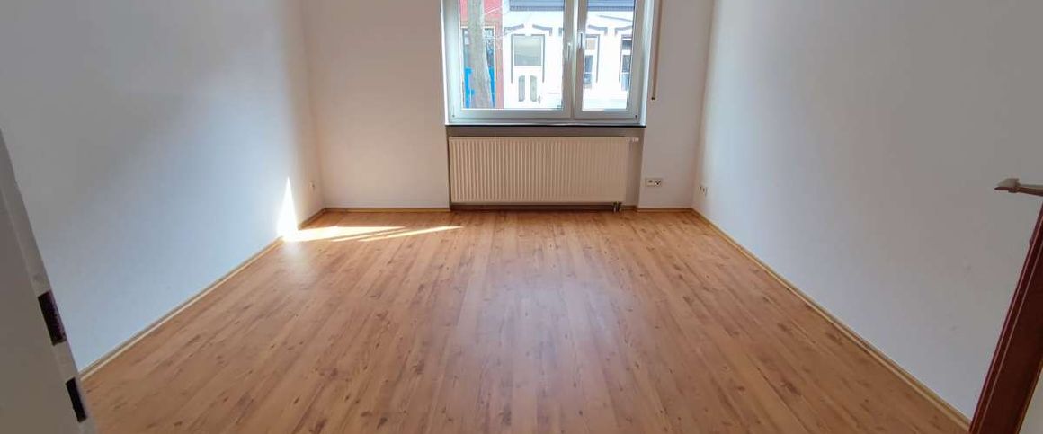 KL - Nähe Wiesenplatz, 3 ZKB, EBK, Badezimmer mit Duschwanne - Photo 1