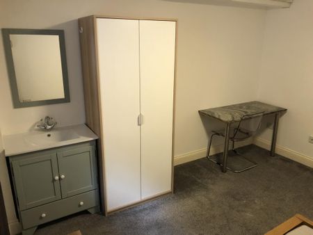 4 bedroom flat to rent - Photo 4