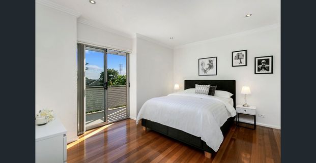 Modern townhouse with entertainer's rooftop terrace - Photo 1