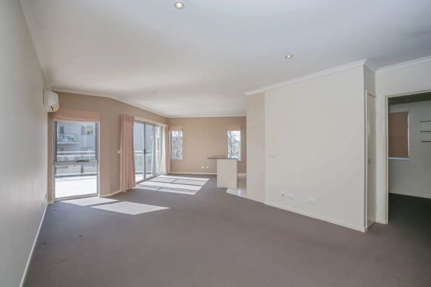 SPACIOUS TOP FLOOR, TWO BEDROOM APARTMENT - Photo 1