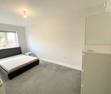 Elmshott Lane, Slough - Photo 5
