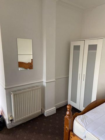 6 bedroom terraced house to rent - Photo 2