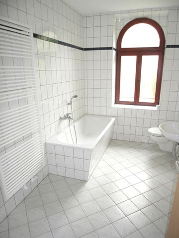 Helle, freundliche 3-Zimmerwohnung mit Laminatfußboden (+neue EBK wird eingebaut) ! - Photo 3