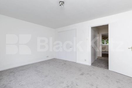2 bedroom 2 bathroom maisonette with garden located close to Highgate station - Photo 3