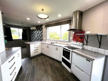 Modern Family Home - Photo 3