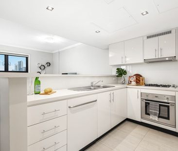 Whole floor sub-penthouse with panoramic water views - Photo 3