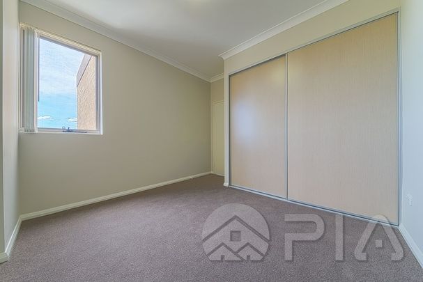 Spacious two bedrooms apartment for lease ! Walking distance to Stock land shopping ! - Photo 1