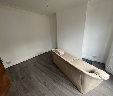 3 Bed Detached House, Highbury Gardens, IG3 - Photo 3