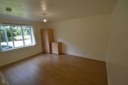 Thackeray Lodge, Hatton Road, Bedfont, TW14 - Photo 2