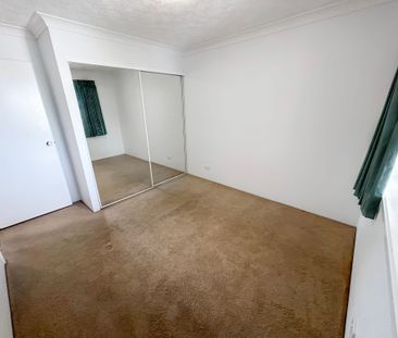 Spacious 2 bedroom unit in the heart of Mermaid Beach - Photo 3