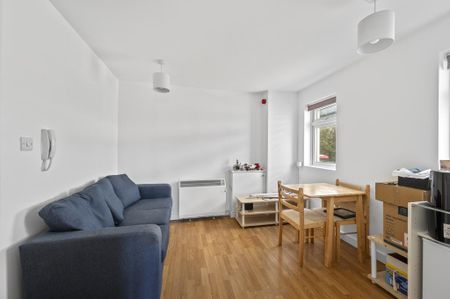 1 bedroom flat to rent - Photo 2