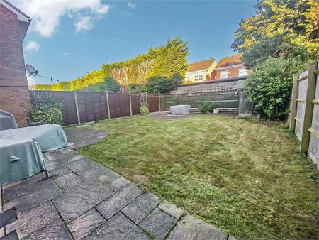 4 bedroom detached house to rent - Photo 2