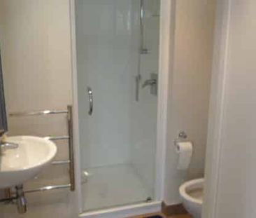 Bright apartment with wrap around balcony - Photo 5