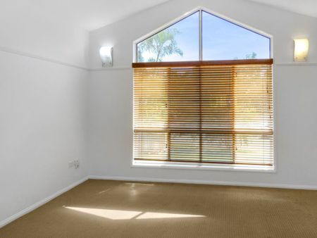 Spacious Family Retreat in Prime Location - Photo 4