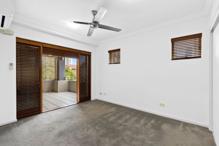 Bright & Breezy Coastal Living in Broadbeach! - Photo 5