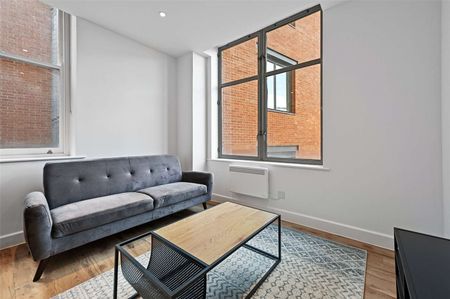 A newly refurbished one bedroom apartment in a convenient City location - Photo 2