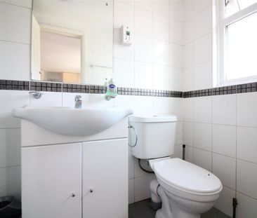 Kingsbridge Crescent, Southall - Photo 4