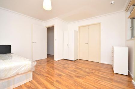 1 bedroom in a flat share to rent - Photo 4
