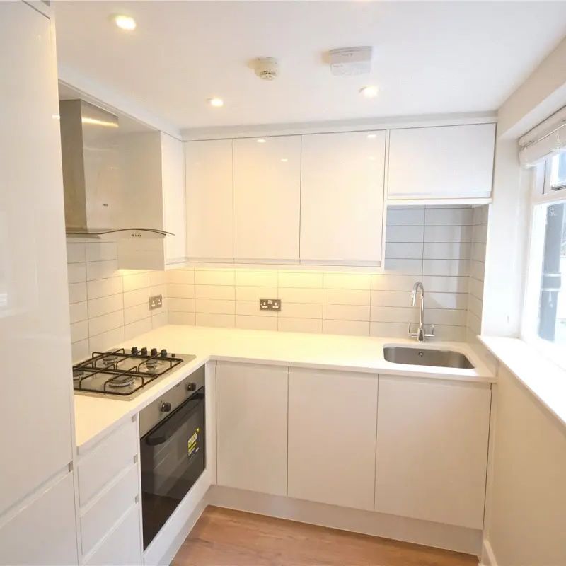 1 bedroom flat in London - Photo 1