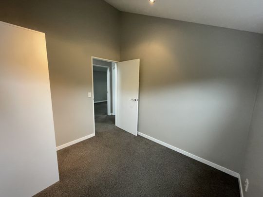 Sunny 3-Bedroom Townhouse in Sought-After Wadestown - Photo 1