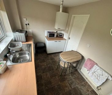 2 bed Flat - To Let - Photo 5