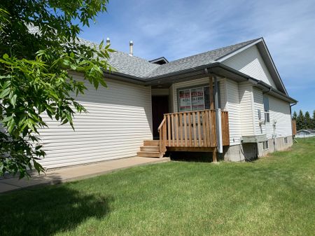 Spacious Sylvan Lake duplex with attached Garage - Photo 5