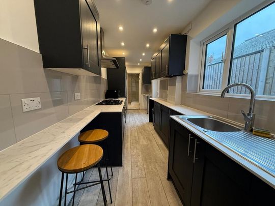 4 bedroom terraced house to rent - Photo 1