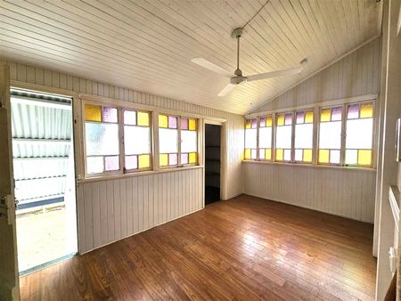 Charming Queenslander-Style 3-Bedroom Home - Photo 4