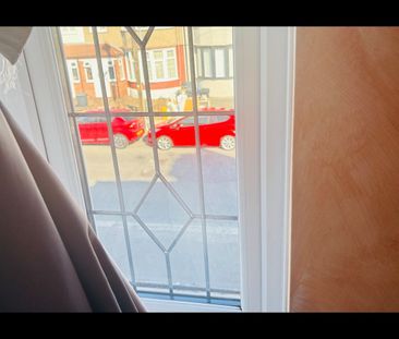 Room in a Shared House, Brixham Garden, IG3 - Photo 3