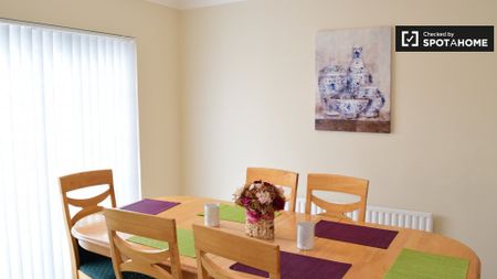 Twin bedroom in 5-bedroom apartment in Clondalkin, Dublin - Photo 5